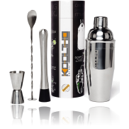 Un Shaker à Cocktail avec Accessoires de Bar