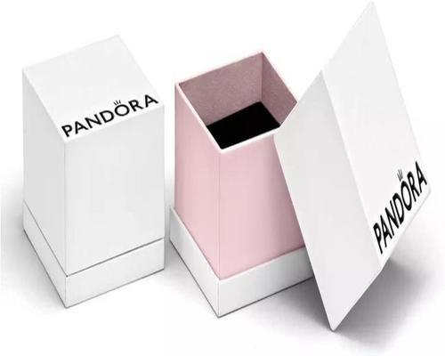 una confezione regalo Pandora da donna Podium