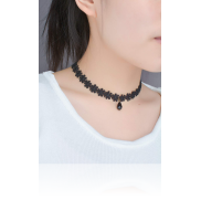 <notranslate>A Black Flower Choker Necklace</notranslate>