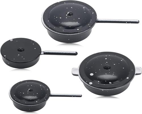 un Ensemble Miniatures De Cuisine Tiesome