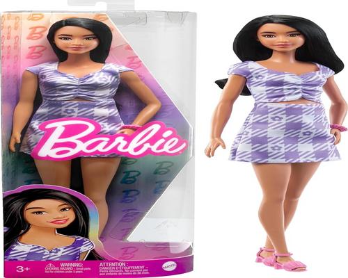 une Barbie Fashionistas Aux Cheveux Noirs Ondulés