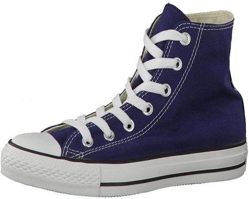 ein Korb Converse Chuck Taylor All Star Core Hallo