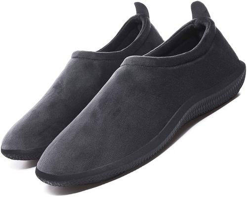 Um par de chinelos de inverno homens mulheres de algodão de pelúcia espuma de memória chinelos para casa outono sapatos internos / externos tamanho unissex