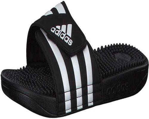 Ένα ζευγάρι παπούτσια Adidas Adissage
