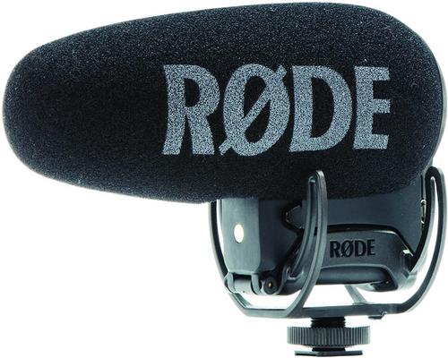 ένα μικρόφωνο Rode Videomic Pro + βιντεοκάμερα με μαύρο καλώδιο