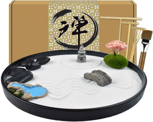 Eine japanische Zen-Schreibtisch-Artcome-Sandstatue mit Rechen