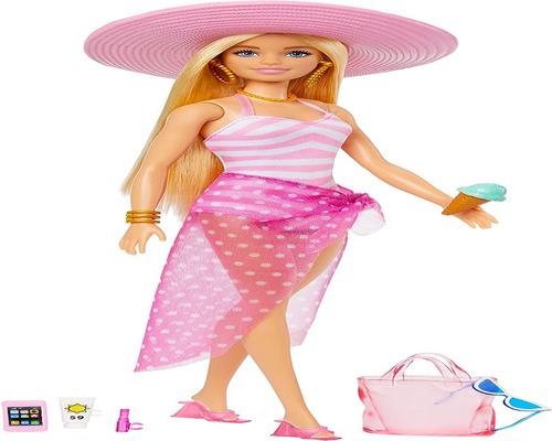 Eine Play-Barbie-Strandmodel-Blondine mit rosa-weißem Badeanzug