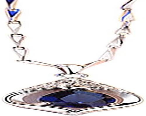 una collana con pendente U/K romantica ed elegante con zaffiro