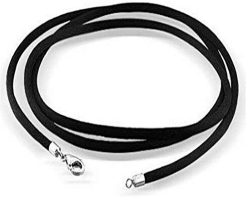 una collana N/K con cordone di seta nera