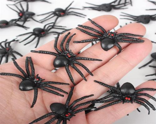 a Feiwen Prank Set of 30 Plastic Realistic Fake Spiders for Halloween for Kids and Adults Party Decoration