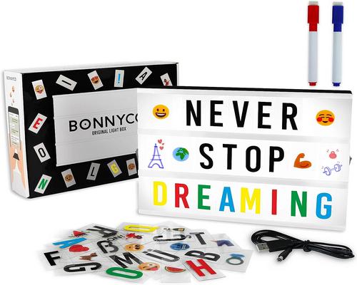 eine Bonnyco-Leuchtbox mit Buchstaben und Emojis