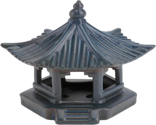 una estatua de pagoda de cerámica en miniatura