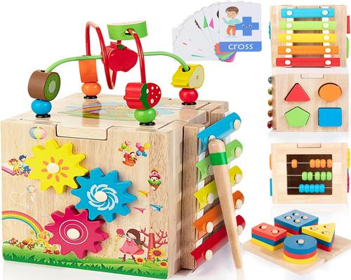 un cubo de actividades montessori de madera