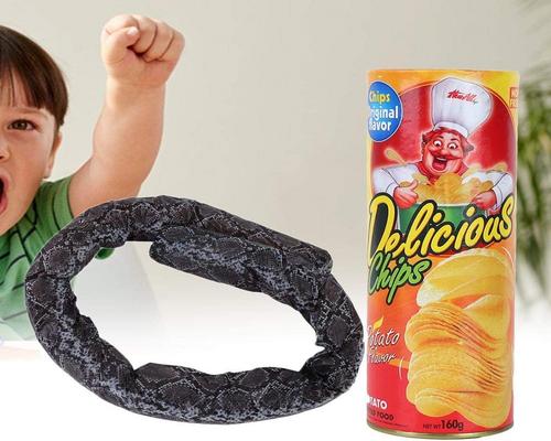 une Boîte De Chips Farce Avec Serpent