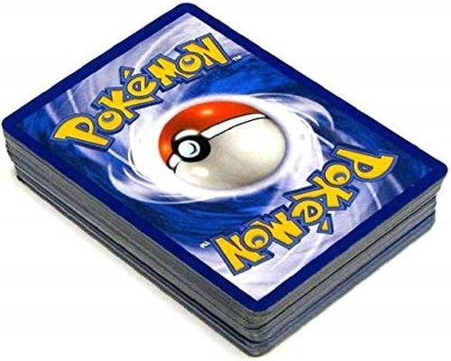 Un juego de 50 cartas de Pokémon surtidas