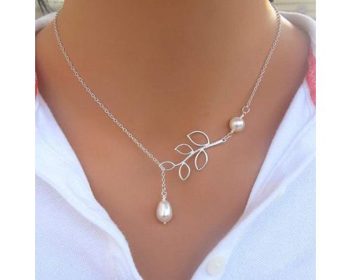 A branch necklace with pearl pendant