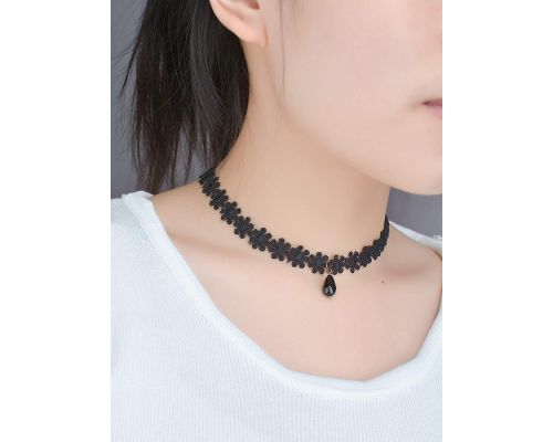 Eine Halskette mit schwarzen Blumenhalsbändern
