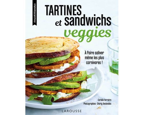 Un libro tostado y sándwiches de verduras.