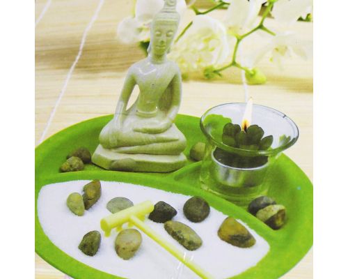 Un juego de decoración de velas de jardín zen