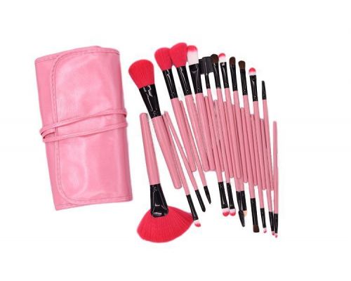 et makeup-sæt med 24 børster med pink kunstlæderpose