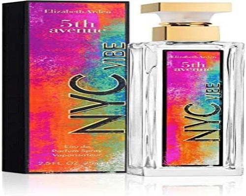 a fruity and woody fragrance
